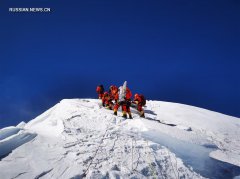 Китайская команда геодезистов достигла вершины горы Дж